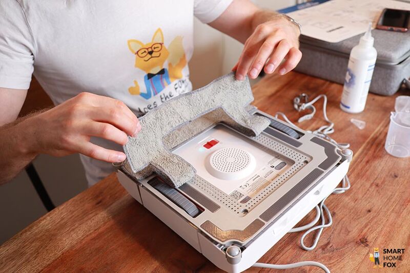 Das Wischtuch des Ecovacs WINBOT W1 PRO wird an der Unterseite des Roboters angebracht